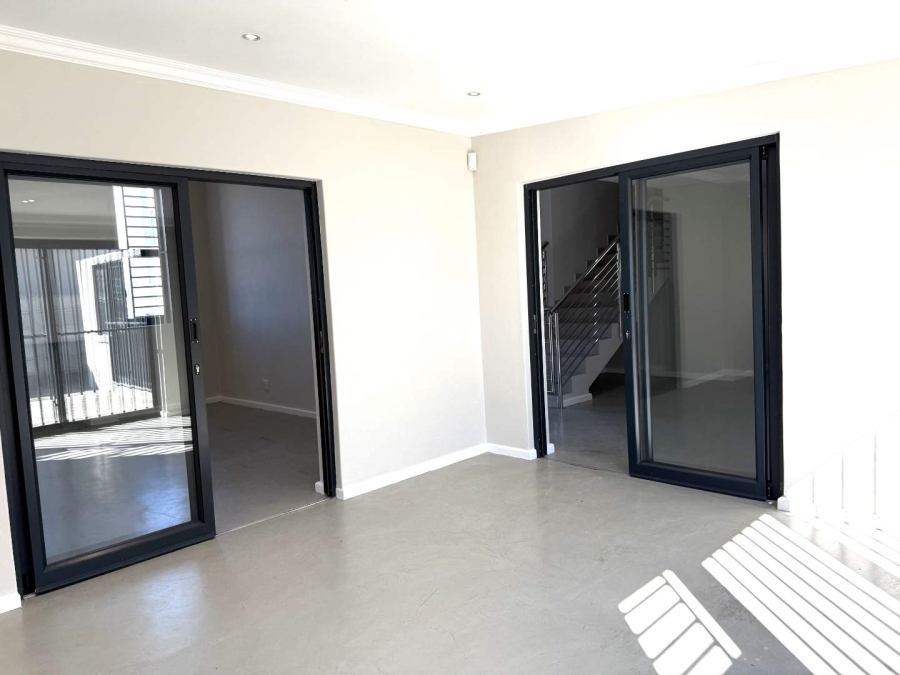 To Let 5 Bedroom Property for Rent in Parklands North Western Cape